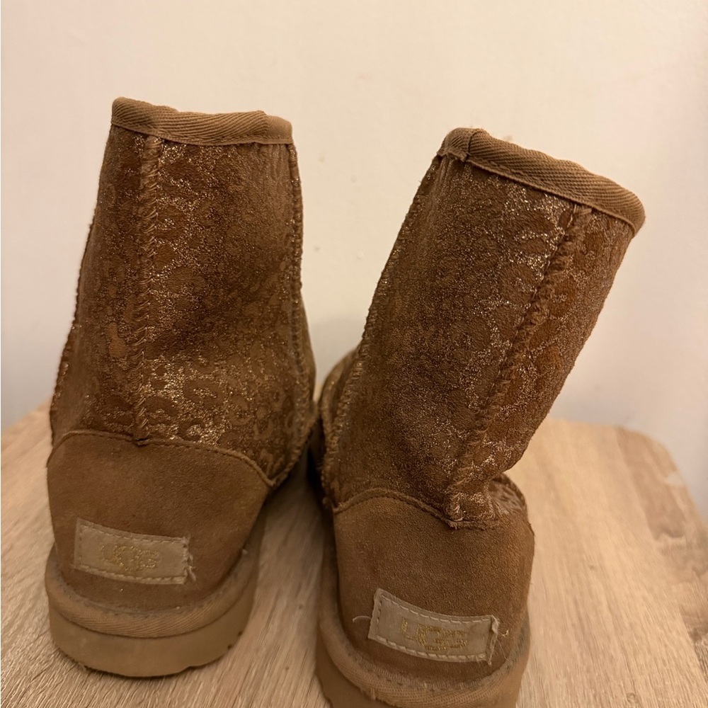 UGG Girls Classic Gold Glitter Leopard Print Boots Size 4 - Picture 4 of 6